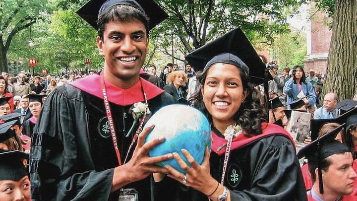 <p>Gleich zwei CEOs am selben ­Familientisch: Vas Nara­simhan ist seit 2018 CEO von Novartis, Srishti Gupta tritt am 1. Juli bei Idorsia an. Das Paar kennt sich schon aus Zeiten des Medizinstudiums in Harvard.</p>
