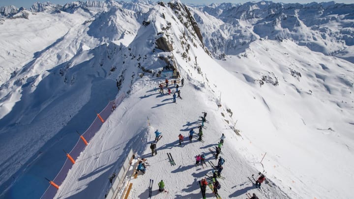 <p>Der Gemsstock ob Andermatt, seit Mitte ­November geöffnet, schneesicher und seit ­Januar auch sonnig: Auf fast 3000 Metern kurven vor allem geübte Wintersportler und Freerider.</p>