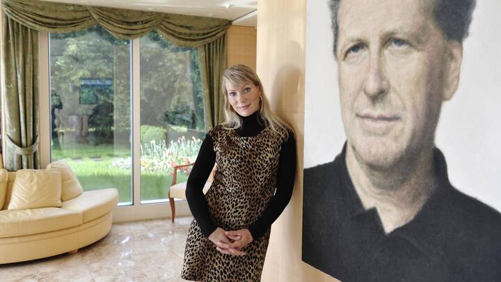 Margarita Louis-Dreyfus 2010 in der Villa der Familie in Zollikon vor dem Porträt von Gatte Robert.