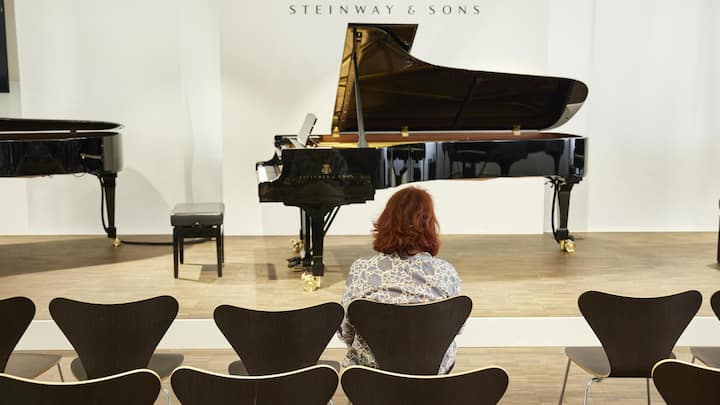 <p>Im Showroom gibt ein Steinway-Spirio die «Goldberg-Variationen», gespielt von Víkingur Ólafsson, wieder – gewaltig und wahrhaft.</p>
