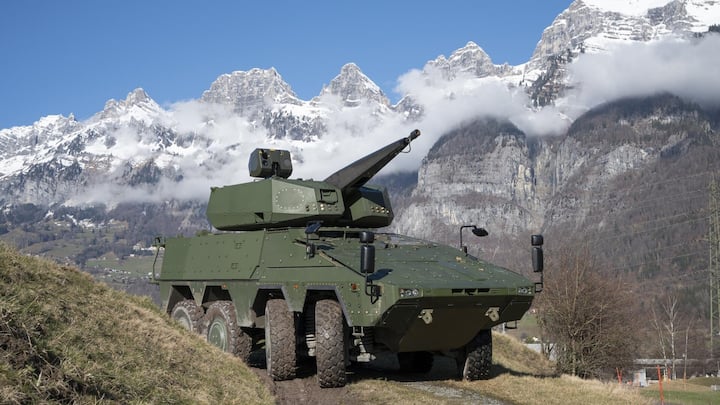 <p>Die Drohenabwehr Skyranger der Rheinmetall ist hier auf einem Radpanzer montiert. In der Ukraine ist sie auf Kettenpanzer moniert im Einsatz.</p>