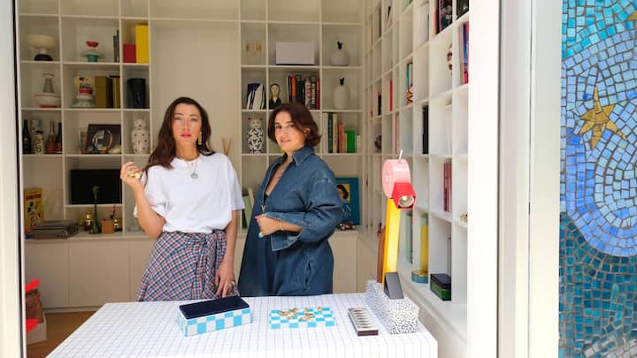 Nina Dzhokhadze (l.) und Natia Chkhartishvili holen die Brosche zurück: