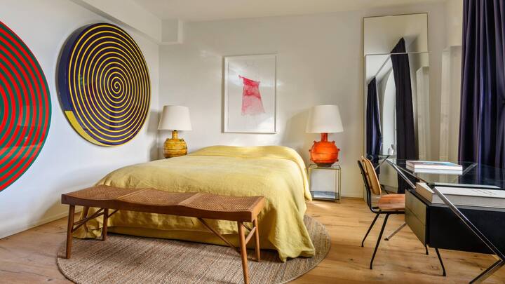 Im Gartengeschoss hat Sabine Parenti ein Gästezimmer eingerichtet – mit einer Mischung aus Vintage-Möbeln und Sammel­objekten.
