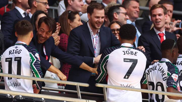 Kyrils (r.) Zwillingsbruder Maurice Louis-Dreyfus (M.) gratuliert Top-spieler Jobe Bellingham.