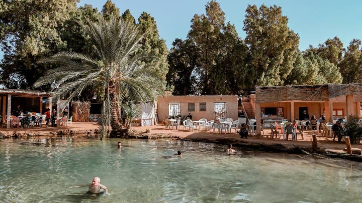 Das Oasendorf Ksar Ghilane, um eine heisse Quelle herum gebaut, ist Treffpunkt für Touristen und Abenteurer.