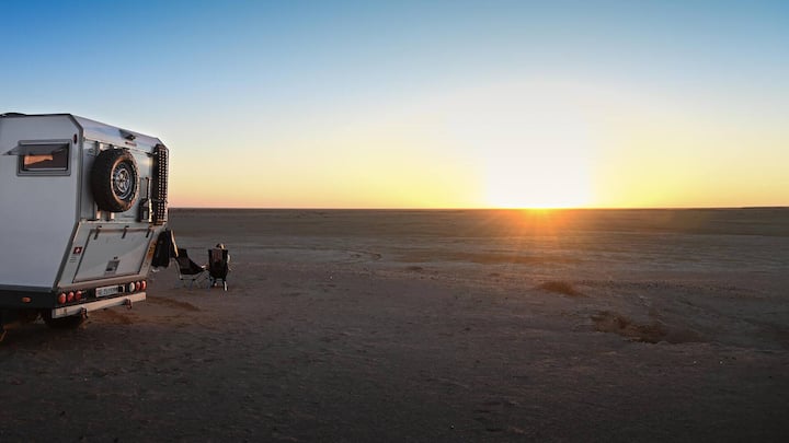 Sonnenuntergang in der Wüste Tozeur – ­kilometerweit gibts nur Sand und Steine.