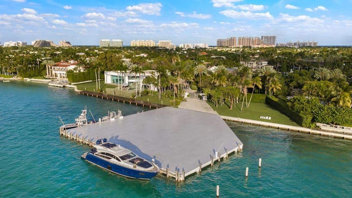 Zur Immobilie gehören 260 Meter direkter Zugang zum Wasser.