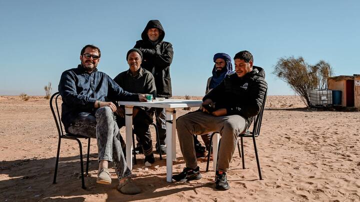 Aus dem Nichts tauchen in der Sahara ein paar Häuser auf, und wir werden zu einem Tee eingeladen.