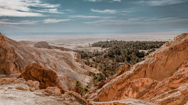 Am Fusse der Djebel-El-Negueb-Berge liegt die Oase Chebika, mit Blick auf die Weite der Tozeur-Wüste.