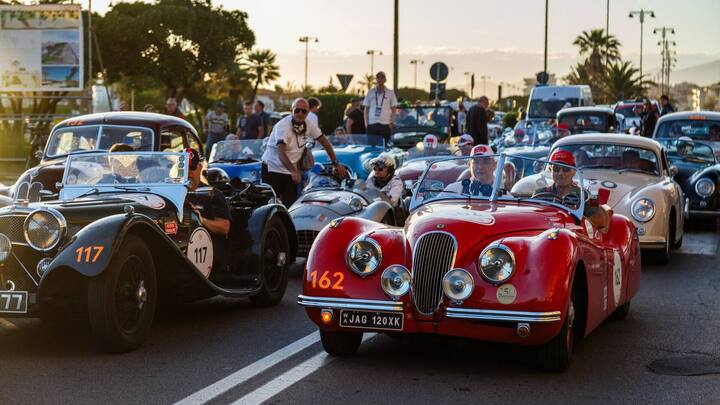 STAU AM HAFEN IN GENUA Weil Klassiker-Moto- ren gerne überhitzen, ist auch mal Schieben statt Fahren angesagt.