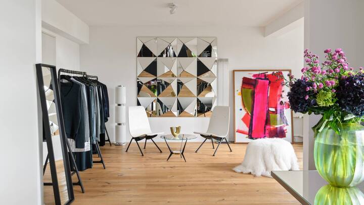 Die Spiegelinstallation im Showroom stammt von der deutschen Künstlerin Claudia Wieser.