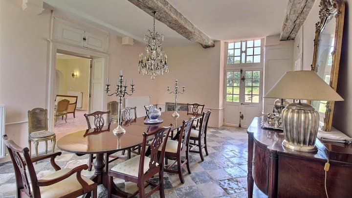 Inklusive acht Hektar Park.