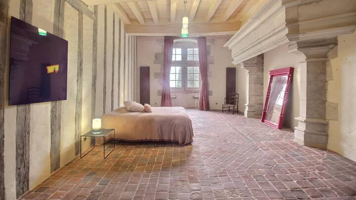 Mit denkmalgeschützter Fassade, Turm und Gästehaus.