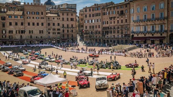 ZWISCHENHALT IN SIENA Über 400 Klassiker bewältigen die 1000 Meilen in fünf Etap­ pen von Brescia nach Rom und zurück.