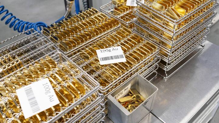 Frisch gegossen: Goldbarren in der Edelmetallraffinerie Argor-Heraeus in Mendrisio TI.