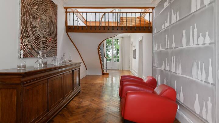 Hier sitzen Sie gut: Das Entrée wird dominiert von zwei knallroten Ledersesseln, die der Designer Franz Romero für de Sede geschaffen hat.