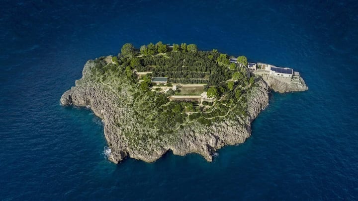 Beim Tauchen und Schnorcheln entdeckt man die vielfältige und unberührte umliegende Unterwasserlandschaft, wie Inselmakler Vladi Private Islands hervorhebt.