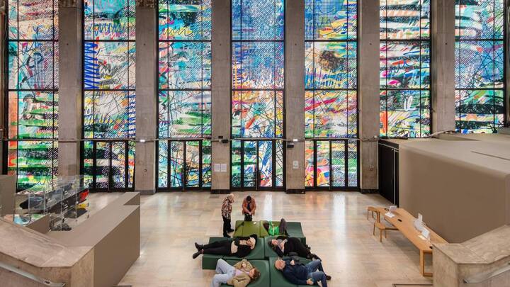 Raumgreifende Farbexplosionen: «La Elle», monumentale Fensterbilder im Eingangsbereich des Palais de Tokyo in Paris.