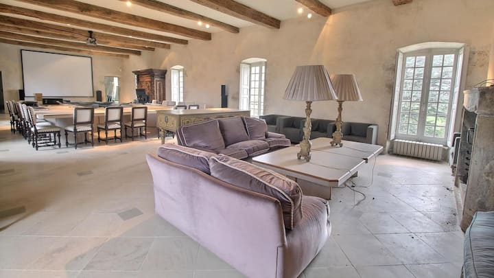 ... umgeben von Kanälen und Flüssen.