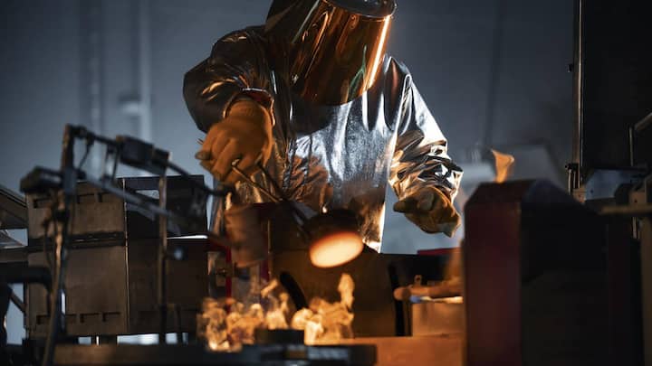 Und ein Blick in den Schmelzofen. Niemand verarbeitet mehr Gold als die Genfer.