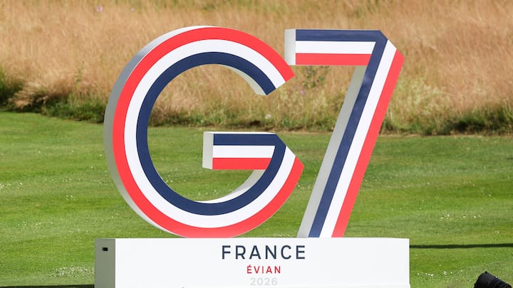 Der G7-Gipfel tagt in der Gemeinde. Unter den Anwesenden sind US-Präsident Donald Trump, Frankreichs Präsident Emmanuel Macron und Italiens Ministerpräsidentin Giorgia Meloni.