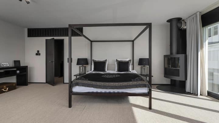 Im Schlafzimmer gibts ein Cheminée für die kuschligen Momente im Leben.