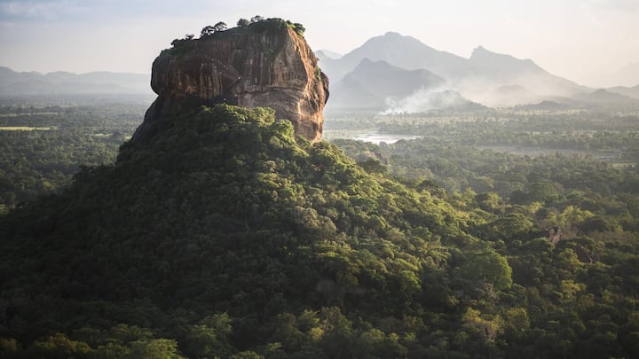 Diese Uhr macht auch im Dschungel unterhalb des Sigiriya Löwenfelsens im Herzen von Sri Lanka eine gute Figur.