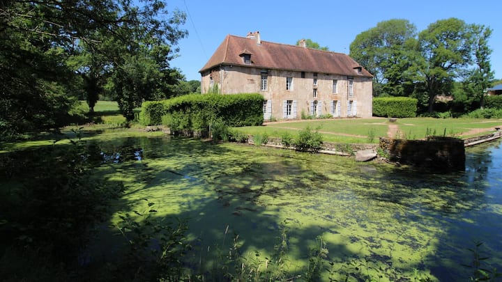 Dieses Schloss ist sechzig Kilometer von Beaune entfernt und vollständig renoviert.