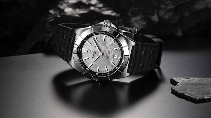 Chronomat Automatic GMT: Gehäuse: 40 mm, Edelstahl mit Platinlünette Kaliber: Breitling 32 Gangreserve: ca. 42 h Preis: mit Kautschukband 9500 Fr., mit Stahlband 9800 Fr.