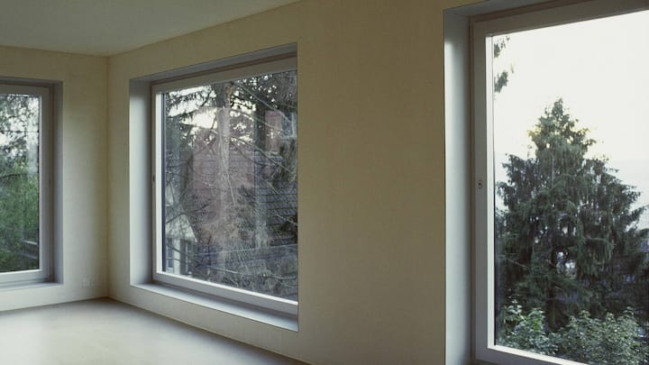 Wo sich früher ein steiler Pflanzgarten befand, stehen nun zwei kompakte Baukörper, welche die Muster der benachbarten Ein- und Mehrfamilienhäuser neu und modern interpretieren.