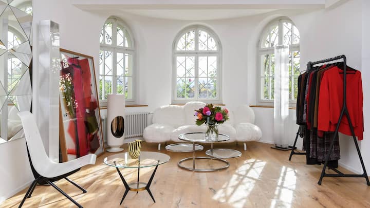 Auch im Showroom zeigt Sabine Parenti Werke aus ihrer Kunst- und Lampen­sammlung. Hier gesellt sich eine Lampe aus den 1970er-Jahren zu einem Wolkensofa der Campaner-Brüder und Fundstücken aus Vintage-Läden und -Messen.