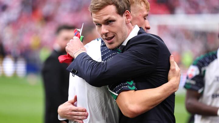 Kyril Louis-Dreyfus umarmt den Siegestorschützen Tom Watson nach dem Spiel am 24. Mai.