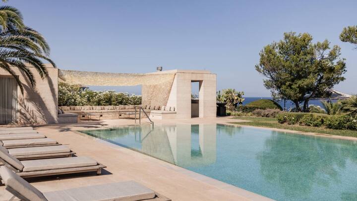 Die Luxusvilla in Santa Ponça hat zwölf Zimmer – darunter neun Schlafzimmer – sowie neun Badezimmer auf 743 Quadratmeter Wohnfläche. Das Anwesen wurde 1954 vom Architekten Pere Garau entworfen und 2020 liebevoll saniert. Preis: 34,45 Millionen Euro.