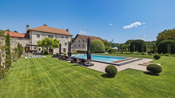 Der Pool im Garten ist 14 Meter lang und beheizt.