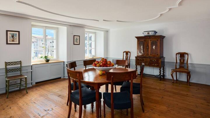 Die Räumlichkeiten bieten ein ideales Ambiente für gehobene Wohnkultur oder einen repräsentativen Rahmen.