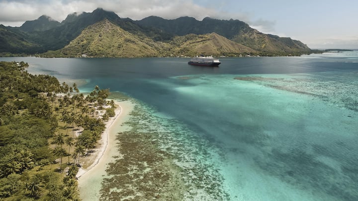 Opunohu Bay in Mo'orea, French Polynesia