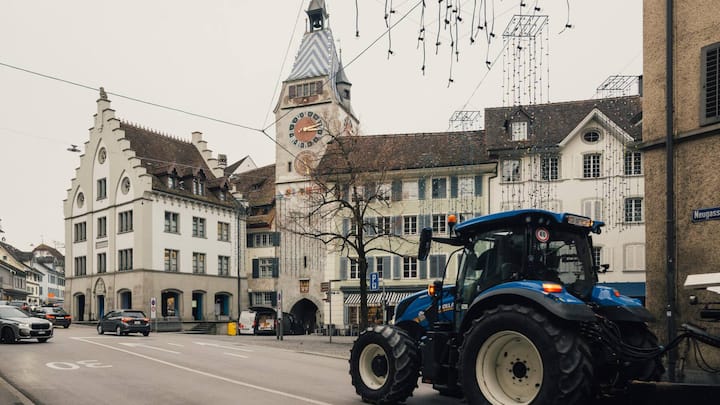 SUV reloaded: Traktoren defilieren vor dem Zytturm.
