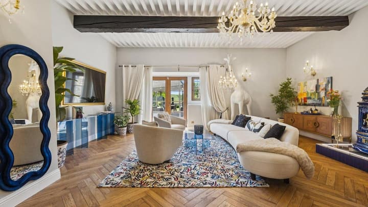 Insgesamt bietet es 18 Zimmer und 10 Badezimmer.