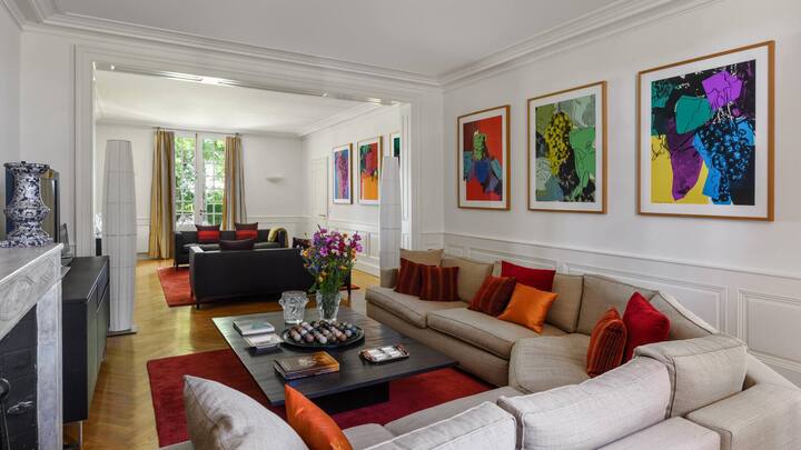 Lounging mit Warhol: Im grosszügigen Salon hängt passend zu den umliegenden Weinbergen die «Grapes»-Serie von Andy Warhol aus dem Jahr 1979.