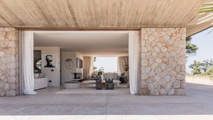 Die Innen- und Aussenbereiche der Villa Salimar gehen fliessend ineinander über.