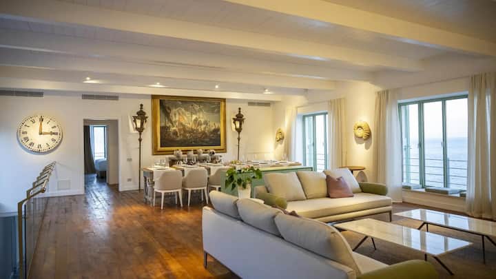 Die Insel ist für kleine Gruppen perfekt: 12 Leute haben Platz in den sechs Schlafzimmern der Villa.