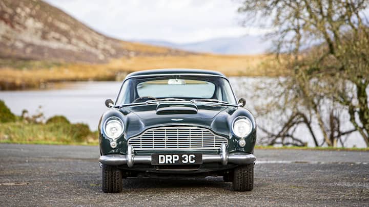 Aston Martin DB5 Baujahr: 1963 bis 1965 Preis: bis zu 5,1 Millionen Franken Kult seit dem James-Bond-Film «Goldfinger» (1964).