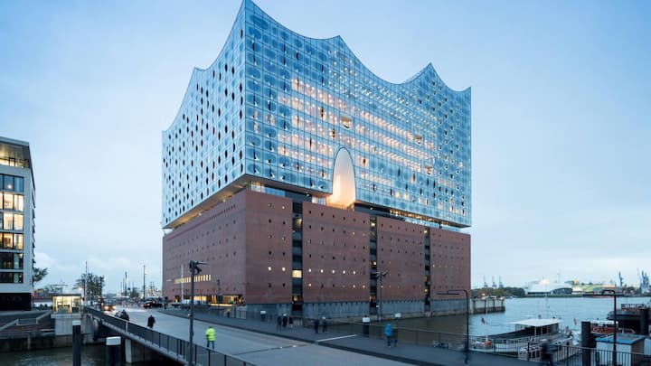 Elbphilharmonie Das auch Elphi genannte Konzerthaus im Hafen von Hamburg wurde 2017 eröffnet.