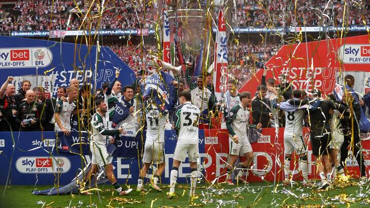 Die ­ Sunderland-Spieler feiern im Londoner Wembley-Stadion den Aufstieg in die Premier League.
