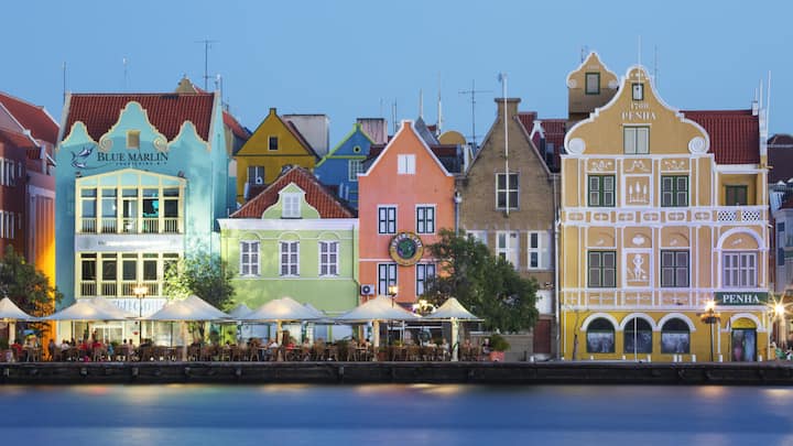 <p>Curaçao: Europa, sprich Niederlande, aber in der Karibik: Direktflüge aus Amsterdam, zudem steuergünstig.</p>