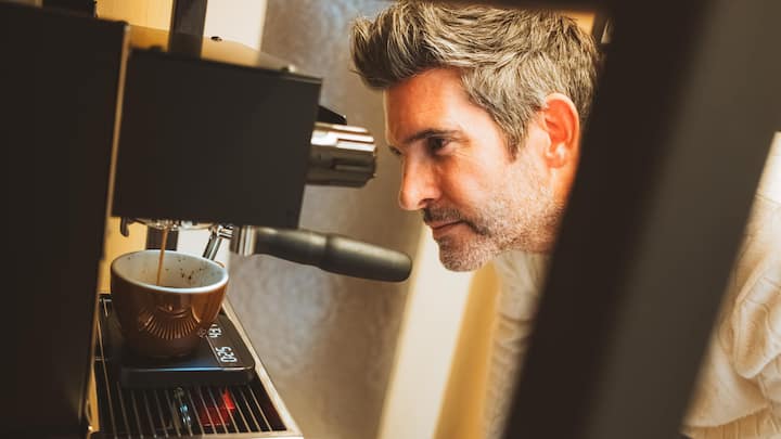 <p>Stolzer Besitzer: Kilian Ulm aus Zürich mit seiner Linea Micra von La Marzocco.</p>