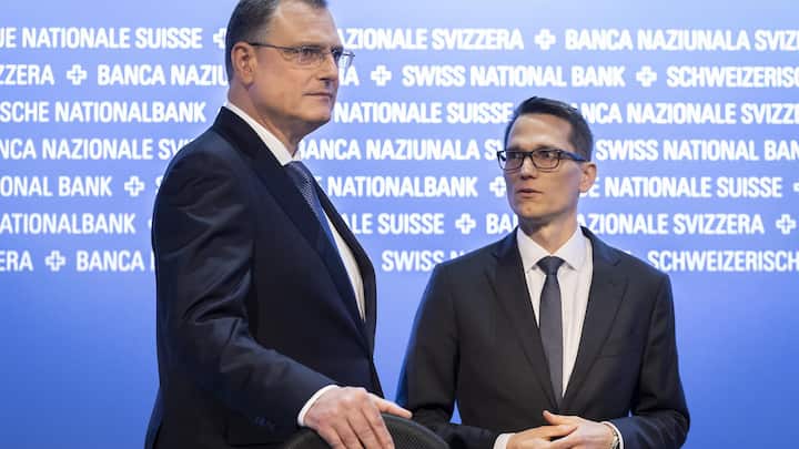 <p>Erstes Treffen vor 22 Jahren: SNB-Langzeit-Präsident Thomas ­Jordan (l.) mit seinem Nachfolger.</p>