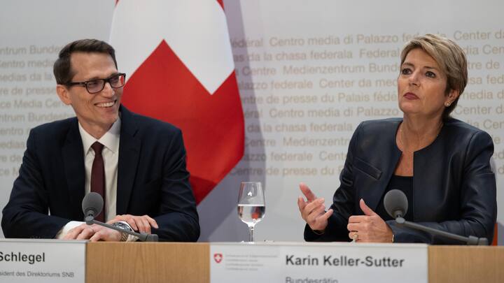 <p>Gemeinsame Interessen: Bundesrätin Karin Keller-Sutter bei Schlegels Vorstellung: «Wir sind beide Vegetarier und mögen Rockmusik.»</p>