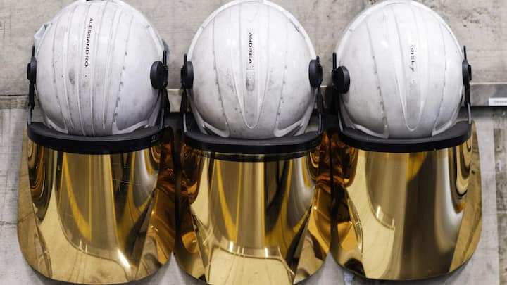 <p>Sicherheit geht vor: Die Spezialhelme schützen<br />vor Strahlungswärme und Spritzern von geschmolzenem Gold.</p>
