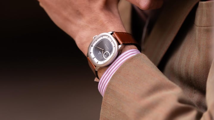 <p>Die Uhr gibt es in Schwarz, Grün und Blau.</p>